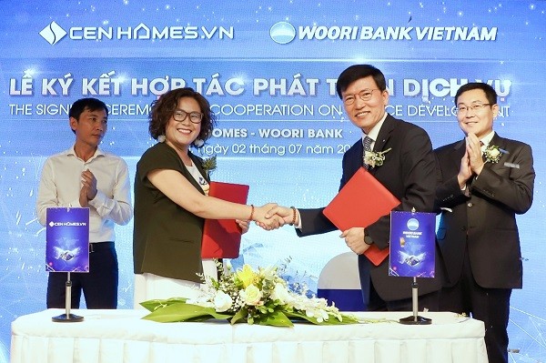 이종인(오른쪽) 베트남 우리은행 법인장과 센 그룹 계열사인 센 홈즈 응웬꾸잉마이  대표이사가 2일 디지털 금융서비스 확대를 위한 업무협약 체결식에서 기념촬영을 하고 있다. 사진=우리은행