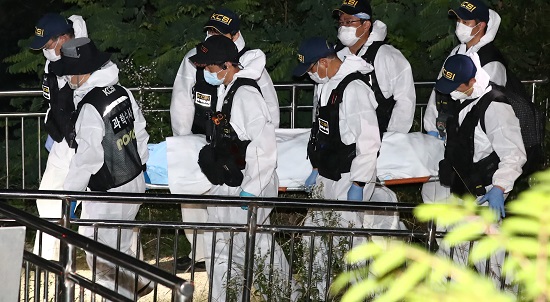10일 새벽 서울 북악산에서 발견된 박원순 서울시장 시신을 과학수사대원들이 수습하고 있다. 사진=뉴시스