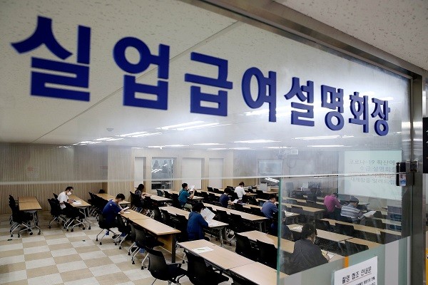 지난달 29일 서울 중구 서울지방고용노동청 실업급여설명회장에서 시민들이 실업급여 안내를 받고 있다. 사진=뉴시스
