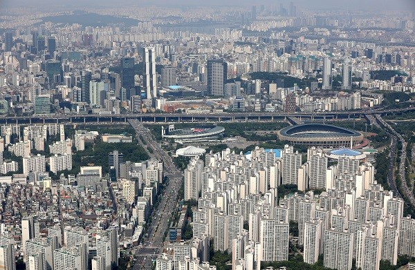 서울 송파구 롯데월드타워에서 바라본 강남쪽 아파트 단지 모습. 사진=뉴시스
