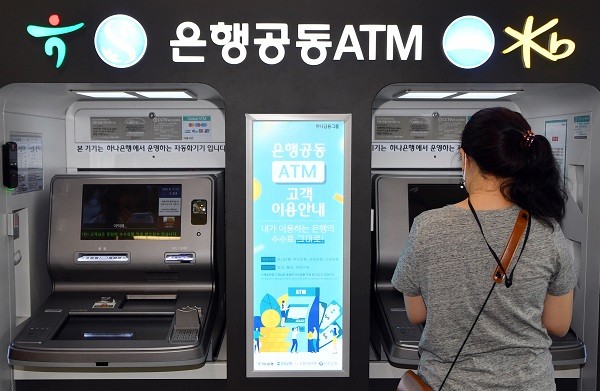 대형마트 고객이 마트 내 설치된 KB국민·신한·하나·우리은행 공동 자동화기기(ATM)를 이용하고 있다. 사진=뉴시스