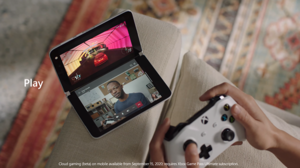 서피스 듀오로 XBOX 진영 인기 레이싱 게임인 ‘포르자’를 플레이하는 장면. / 사진=MS 유튜브 채널