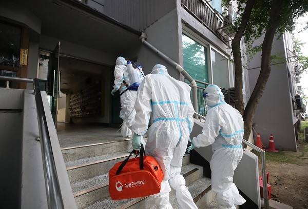 26일 오후 코로나19 집단감염이 발생한 서울 구로구 한 아파트에서 보건소 직원들이 방역을 하고 있다. 사진=뉴시스