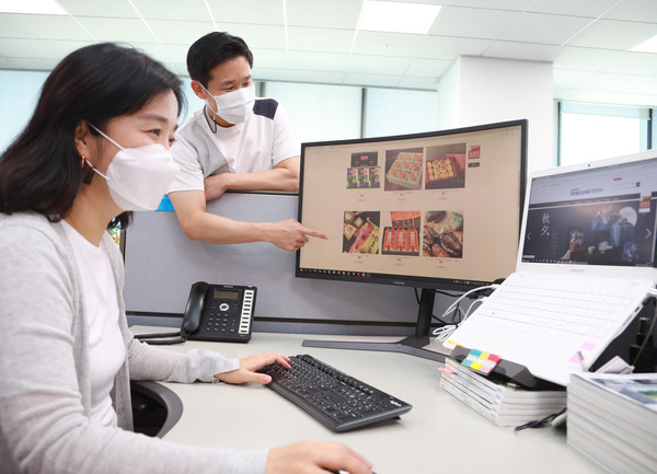 삼성전자 임직원들이 '추석 맞이 온라인 장터'에서 쇼핑을 하는 모습. / 사진=삼성전자