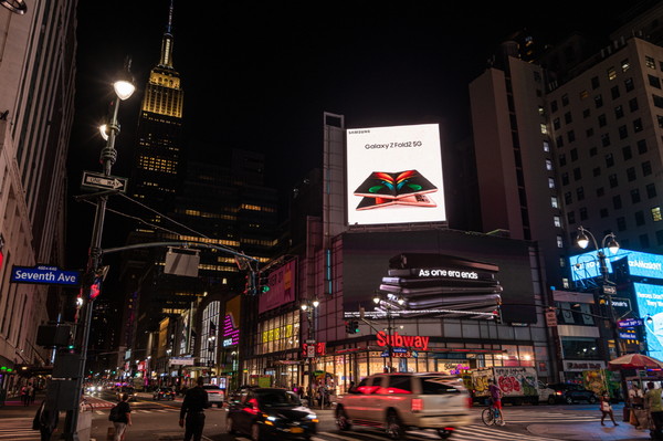 미국 뉴욕의 삼성 갤럭시 Z 폴드2 옥외 광고 / 사진=삼성전자