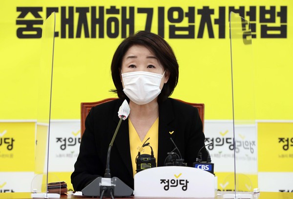 심상정 정의당 대표가 24일 오전 서울 여의도 국회에서 열린 퇴임 기자회견에서 인사말을 하고 있다. 사진=뉴시스