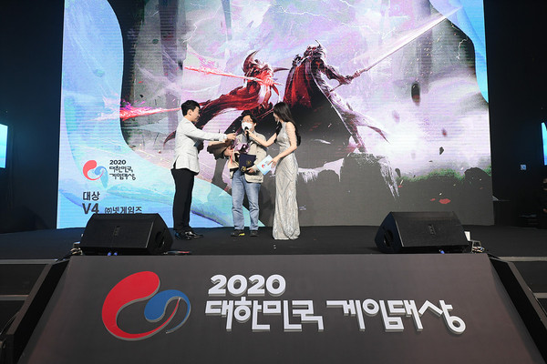 넥슨 'V4'가 19일 부산에서 열린 2020 대한민국 게임대상에서 대상을 수상했다. 개발사 넷게임즈 박용현 대표가 수상 소감을 발표하고 있다. / 사진=한국게임산업협회