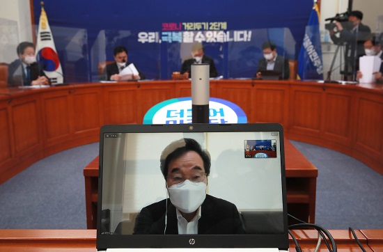 이낙연 더불어민주당 대표가 25일 서울 여의도 국회에서 열린 최고위원회의에서 화상으로 참석해 모두발언을 하고 있다. 사진=뉴시스