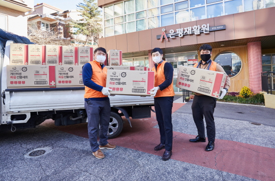 8일 한화건설 봉사단이 서울 은평재활원에 방역물품을 전달했다. 사진=한화그룹 제공