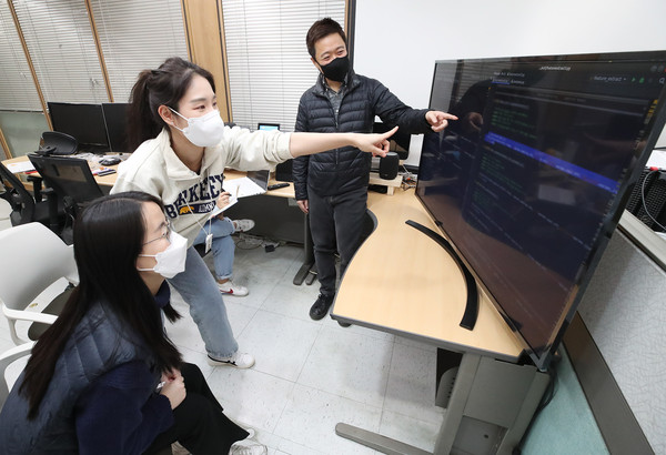 서울 서초구 KT융합기술원에서 연구원들이 AI 기술을 개발하고 있다. / 사진=KT