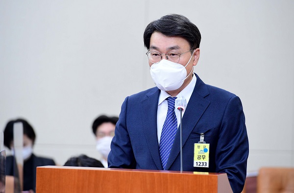 최정우 포스코 회장이 22일 서울 여의도 국회에서 열린 환경노동위원회 산업재해관련 청문회에서 의원의 질의에 답하고 있다. 사진=뉴시스