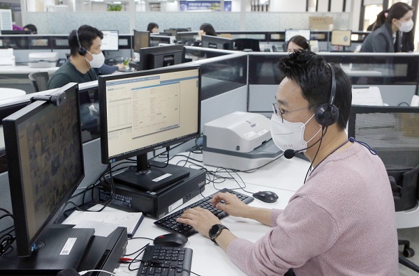 신한은행 디지털영업부 직원들이 일하는 모습. 사진=신한은행