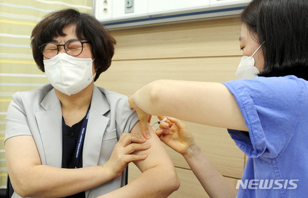 지난 8일 오후 광주 동구 전남대학교병원 8동에서 의료인 대상 코로나19 아스트라제네카 백신 접종이 이뤄지고 있다. [사진=뉴시스]