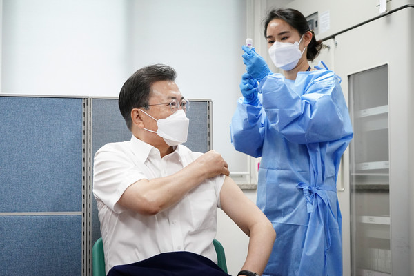 문재인 대통령이 서울 종로구보건소에서 아스트라제네카(AZ)사의 코로나19 백신을 접종하고 있는 모습. 사진=뉴시스