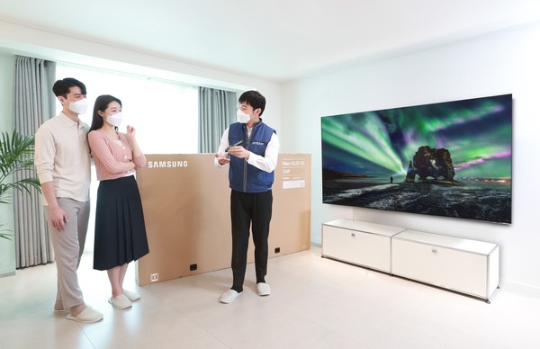 삼성전자의 2021년형 QLED TV 국내 판매량이 1만대를 넘어섰다. 사진은 고객에게 삼성 Neo QLED 8K 제품이 배송되는 모습. / 사진=삼성전자