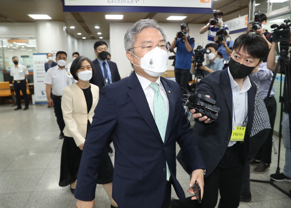 공직선거법 위반 혐의를 받는 최강욱 열린민주당 대표가 8일 서울중앙지방법원에서 열린 선고 공판에 출석하고 있다. 사진=뉴시스