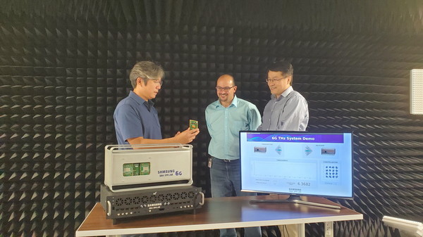 삼성전자의 삼성리서치 아메리카(SRA) 실험실에서 삼성전자 연구원들이 140 GHz 통신 시스템을 시연하고 있다. / 사진=삼성전자