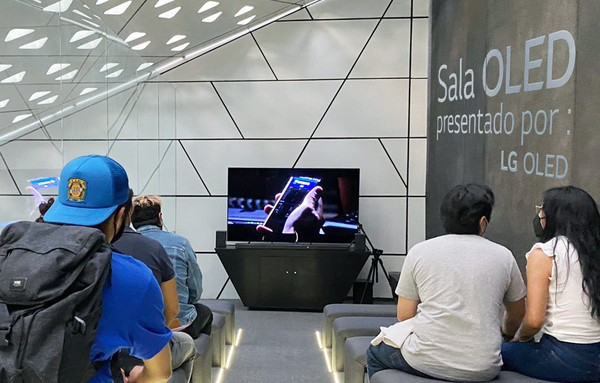 LG전자가 멕시코국립영화관 시네테카나시오날(Cineteca Nacional) 내에 LG 올레드 TV 전용 상영관인 살라올레드(SALA OLED)를 열었다. 관람객들이 LG 올레드 TV로 영화를 시청하고 있다. / 사진=LG전자