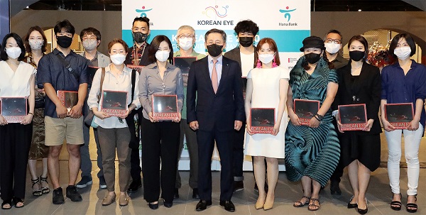 '코리안 아이 2020' 프로젝트의 마지막 서울 전시회에서 박성호 하나은행장(사진 앞줄 왼쪽에서 다섯번째)이 이번 전시회에 참여한 작가들과 함께 기념촬영을 하고 있다. 사진=하나은행