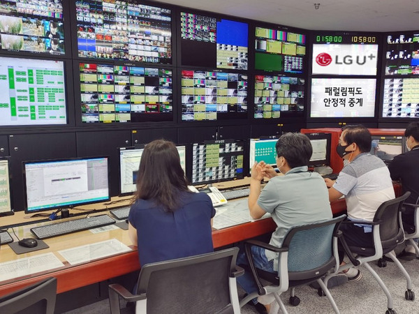 LG유플러스는 일본에서 열린 올림픽 기간동안 ‘국제방송중계망’을 단독으로 제공하고, 오는 24일부터 열릴 패럴림픽에도 국내 지상파방송사의 중계방송을 지원한다고 9일 밝혔다. 사진은 안양방송센터에서 올림픽 기간 중 LG유플러스의 직원들이 방송중계서비스를 지원하고 있는 모습. / 사진=LG유플러스