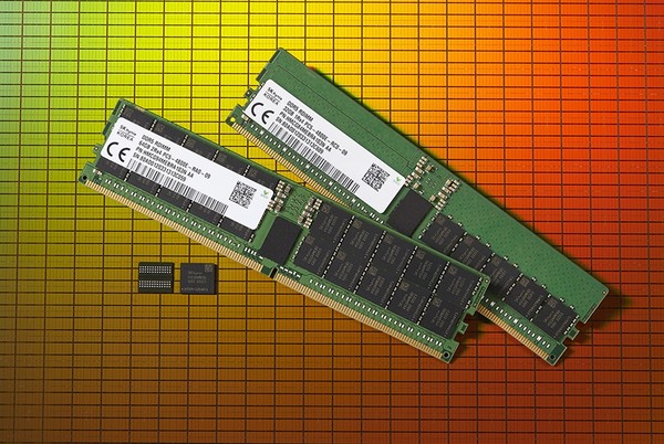 사진은 SK하이닉스의 2세대 10나노급(1ynm) DDR5 D램. 사진=SK하이닉스