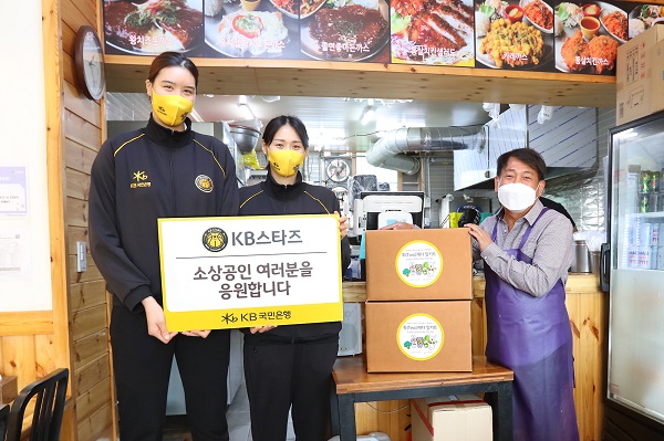 (왼쪽부터) 박지수, 강이슬 KB스타즈 선수와 청주 인근 음식점 대표가 함께 아동 가정에게 전달할 영양식을 준비 중인 모습. 사진=KB국민은행