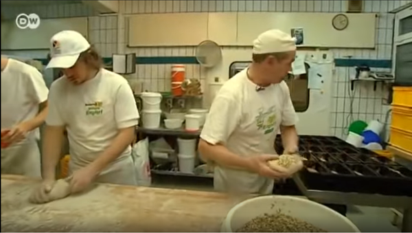 독일의 마이스터 제빵인이 일하는 모습. (출처=DW 뉴스 유튜브 채널 캡처)