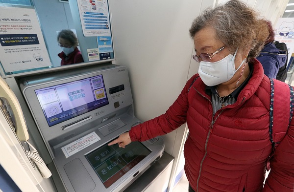 시니어 고객이 서울시 관악구 신한은행 난곡지점 ATM에 적용된 ‘시니어 고객 맞춤형 ATM 서비스’를 이용하고 있다. 사진=신한은행