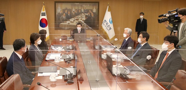 11월 25일 오전 서울 중구 한국은행에서 열린 금융통화위원회 본회의 모습. 사진=뉴시스