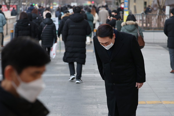 윤석열 국민의힘 대선 후보가 6일 서울 여의도역 출구에서 출근하는 시민들에게 인사하고 있다. 사진=뉴시스