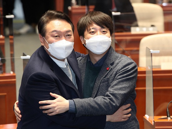 윤석열 국민의힘 대선 후보와 이준석 대표가 6일 오후 서울 여의도 국회에서 열린 의원총회에서 포옹하고 있다. 사진=뉴시스