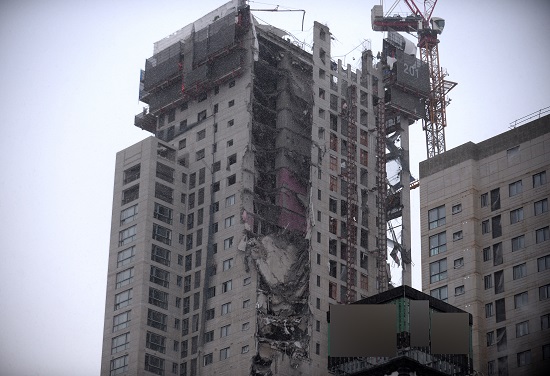 11일 오후 3시 47분께 광주 서구 화정동 한 고층아파트 신축 현장 외벽이 무너져 내렸다. 사진=뉴시스