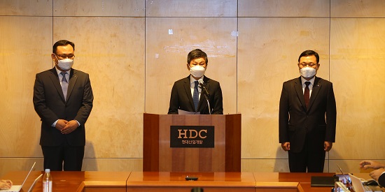 정몽규 HDC현대산업개발 회장이 17일 서울 용산구 아이파크몰 본사에서 광주 화정아이파크 외벽 붕괴 사고에 대한 대국민 사과와 함께 사퇴를 표명하고 있다.사진=뉴시스