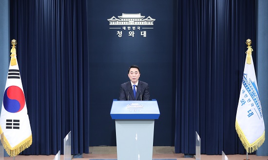 박수현 국민소통수석이 10일 오전 춘추관에서 현안 관련 브리핑을 하고 있다. 사진=뉴시스