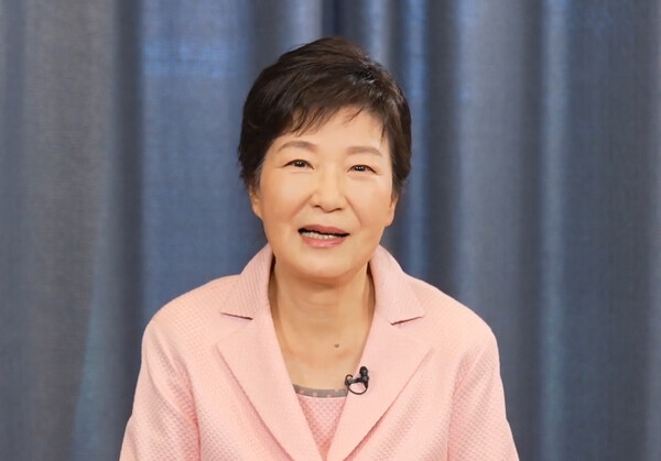 박근혜 전 대통령이 8일 유튜브 채널 유영하 TV를 통해 6·1 지방선거 대구시장에 출마한 유영하 변호사 지지를 선언하고 있다.사진=뉴시스