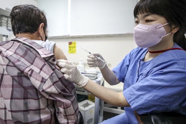14일 오전 서울 은평구 청구성심병원을 찾은 어르신이 코로나19 화이자 4차 백신접종을 받고 있다. 사진=뉴시스