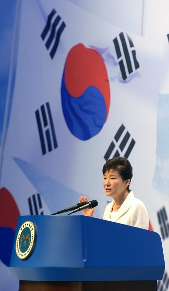 박근혜 대통령이 2015년 8월 15일 오전 서을 광화문 세종문화회관에서 열린 제70주년 광복절 중앙경축식에서 경축사를 하고 있다. 사진=뉴시스