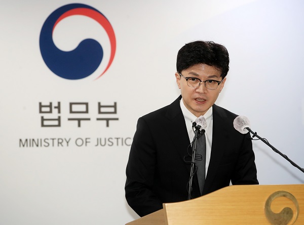 <b>론스타</b> 판정 다룬 언론의 두 시각 '특정인 띄우기'VS '책임론'