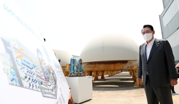 윤석열 대통령이 지난 6월 22일 경남 창원 두산에너빌리티 원자력 공장을 방문해 APR1400 원자력발전소 조감도를 살펴보고 있는 모습. 사진=뉴시스