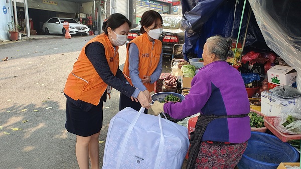 신협 임직원이 전통시장 소상공인들에게 난방용품을 전달하고 있다. 사진=신협중앙회