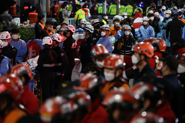 지난 29일 밤 서울 용산구 이태원 일대에서 대규모 압사사고가 발생한 가운데 30일 새벽 구급대원들이 시신 이송을 위해 대기하고 있다. 중대본에 따르면 1일 기준 현재 사망자는 156명으로 집계됐다. 사진=뉴시스