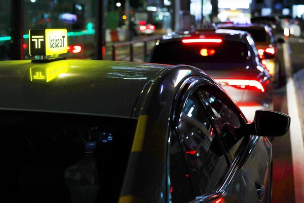 사진은 서울역 택시 승강장에서 한 시민이 카카오T 택시를 이용하고 있는 모습. 사진=뉴시스. 