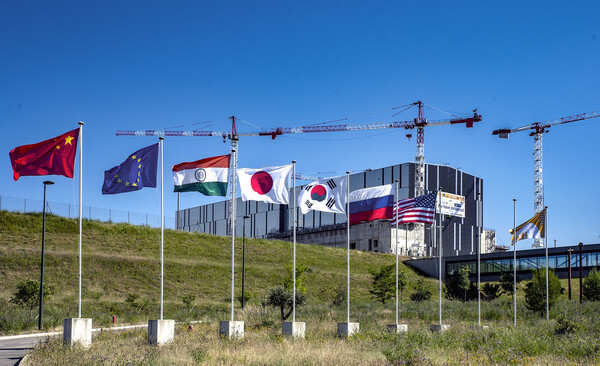 작년 7월 프랑스의 ITER 건설현장에서 촬영된 프로젝트 참여국의 국기 = 뉴시스