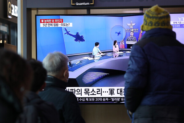 27일 오전 중구 서울역 대합실에서 시민들이 북한 무인기의 우리 영공 침범 관련 뉴스를 시청하고 있다. 사진=뉴시스 