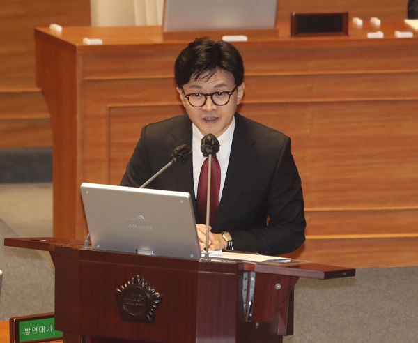 한동훈 법무부장관이 6일 오후 서울 여의도 국회에서 열린 제403회국회(임시회) 제2차 본회의에서 정청래 더불어민주당 의원의 질문에 답하고 있다. 사진=뉴시스