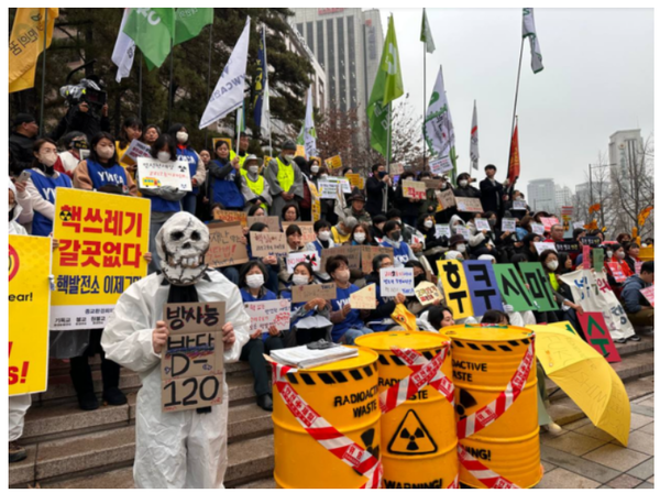 사진은 후쿠시마 핵사고 12년 탈핵행진 준비위원회가 9일 서울 세종대로 파이낸스 빌딩 앞에서 “가자! 핵 없는 세상으로!”를 슬로건으로 집회와 탈핵행진을 진행하는 모습. 사진=녹색연합