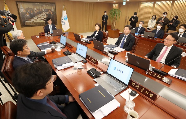 이창용 한국은행 총재가 23일 오전 서울 중구 한국은행에서 열린 금융통화위원회 본회의를 주재하고 있다. 사진=뉴시스