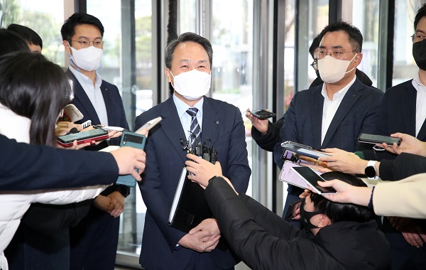 진옥동 신한은행장이 8일 서울 중구 신한은행 본점에서 열린 신한슬롯 카지노그룹 회장후보추천위원회 면접에 참석하며 취재진 질문에 답변하고 있다. 사진=뉴시스