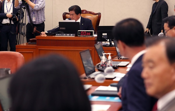 소병훈 슬롯 무료 사이트 농림축산식품해양수산위원장이 11일 오후 서울 여의도 슬롯 무료 사이트에서 열린 전체의에서 안건을 상정하며 의사봉을 두드리고 있다. 사진=뉴시스