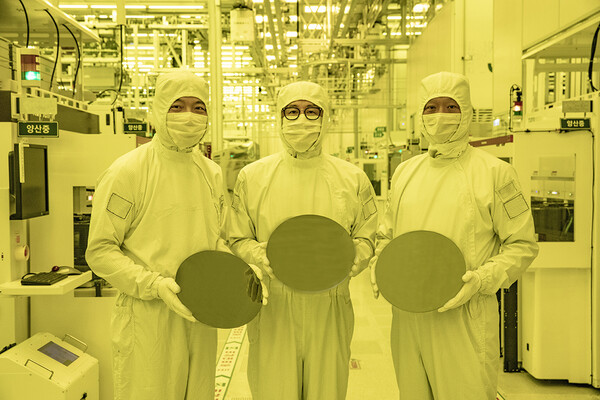 사진은 삼성전자 파운드리사업부 (좌측부터) 정원철 상무, 구자흠 부사장, 강상범 상무가 화성캠퍼스 3나노 양산라인에서 3나노 웨이퍼를 보여주고 있는 모습. 사진=삼성전자 